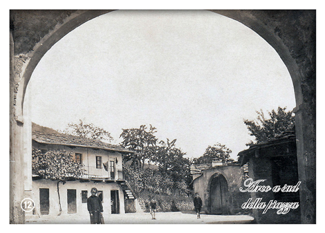 Arco a sud della piazza